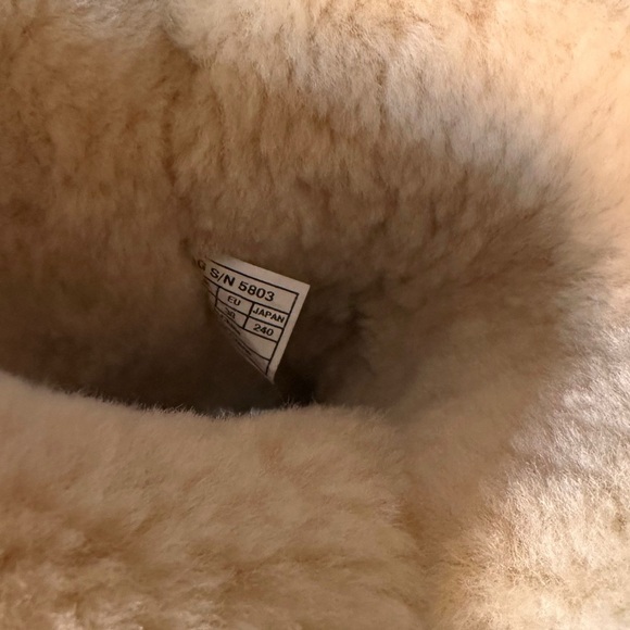 UGG Women's Bailey Button II Boot Size 7 - Picture 10 of 11